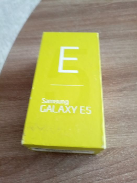 Galaxy E5 смартфон