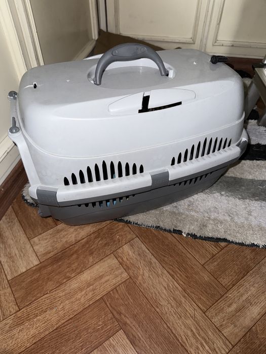 Переноска для кошек или маленьких собачек.