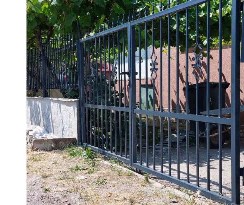 Метлни дворни врати и оградни пата