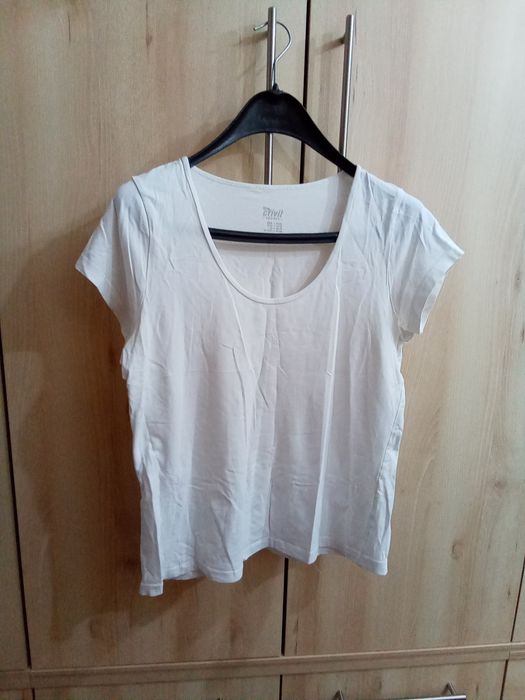 Tricou scurtă pentru femei.