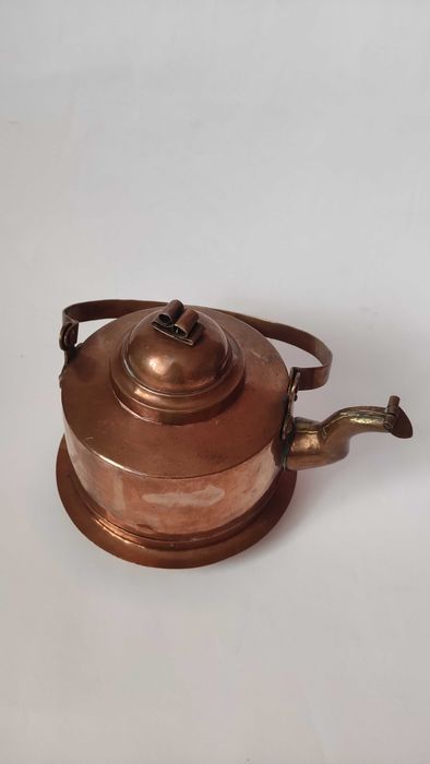 Стар меден чайник с подвижна дръжка и капаче на чучура