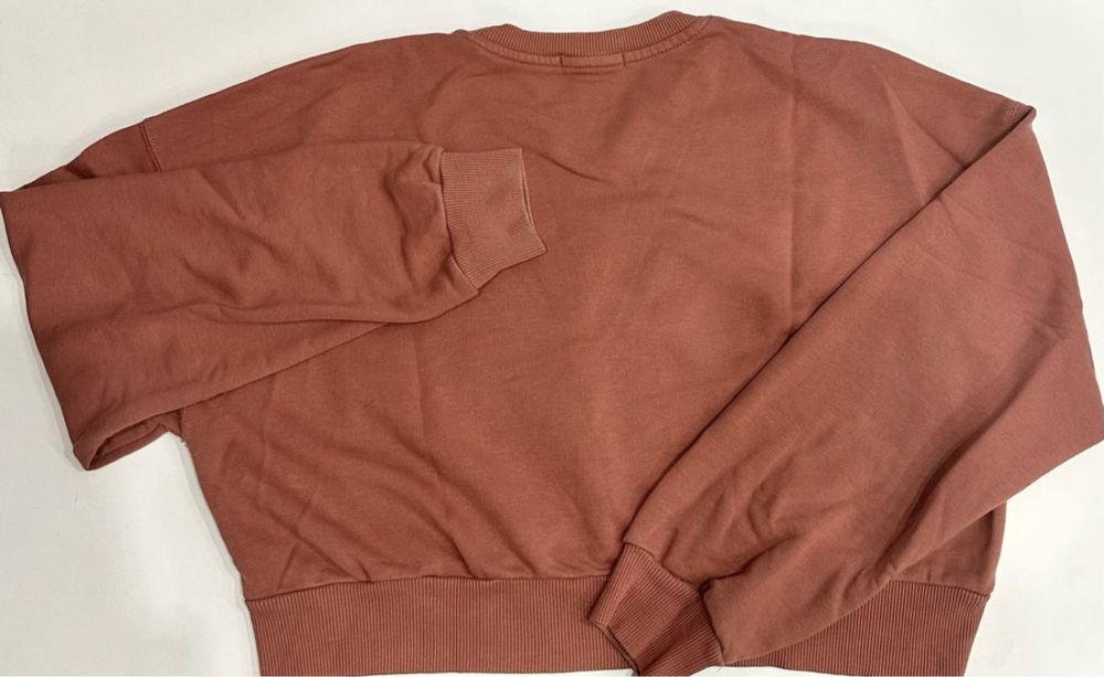 Къс дамски суичър