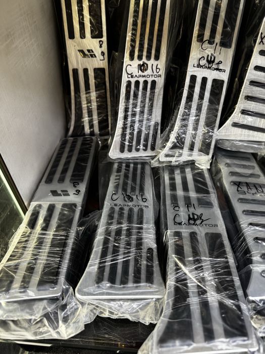 Pedalnaya nakladka dlya mashin