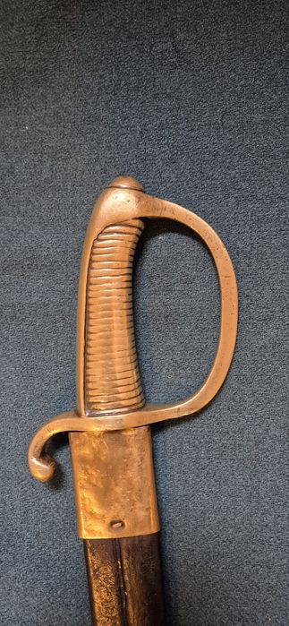 Продавам сабя , нож , щик.