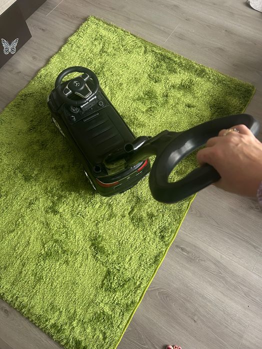 Черна кола за бутане с родителски контрол