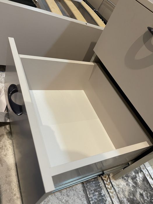 Продам 2 кровати и тумбочку