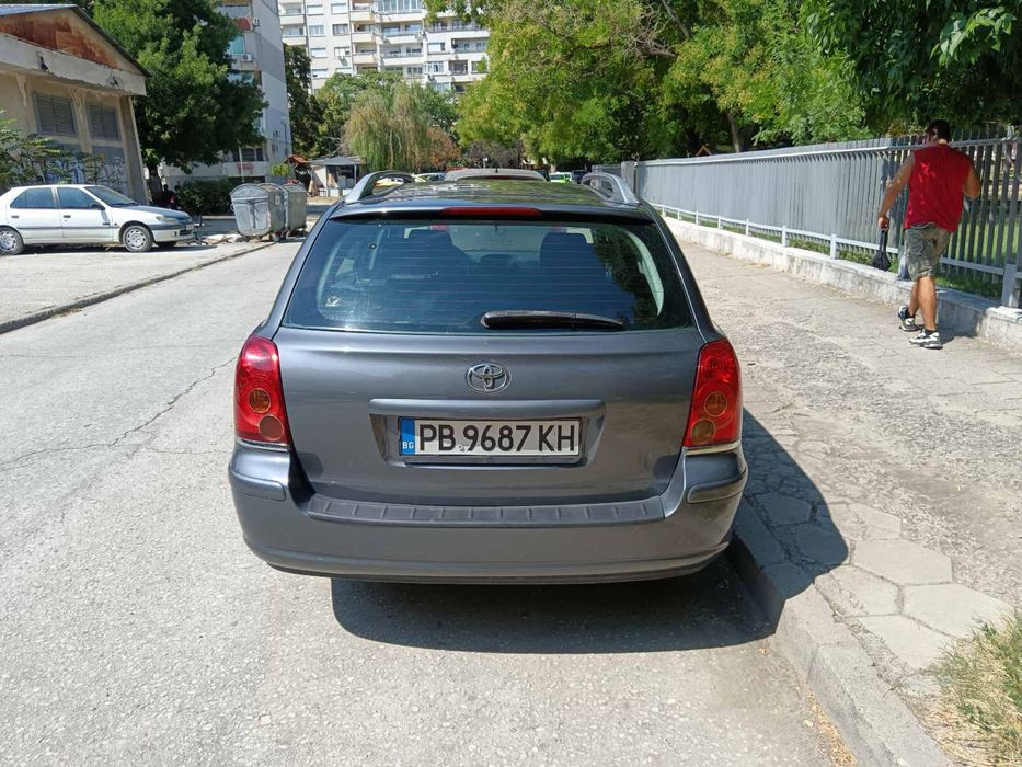 Продавам toyota avensis