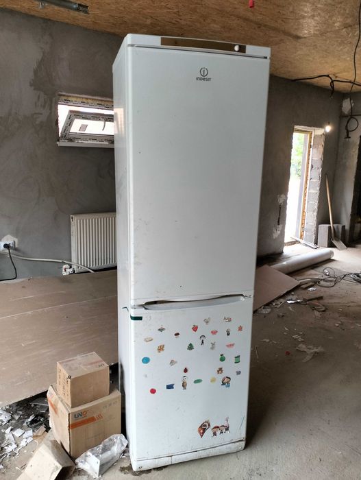 Холодильник с морозильной камерой