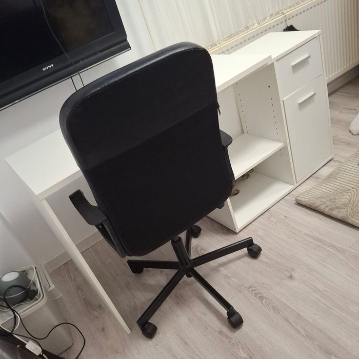 Vand birou pe colt