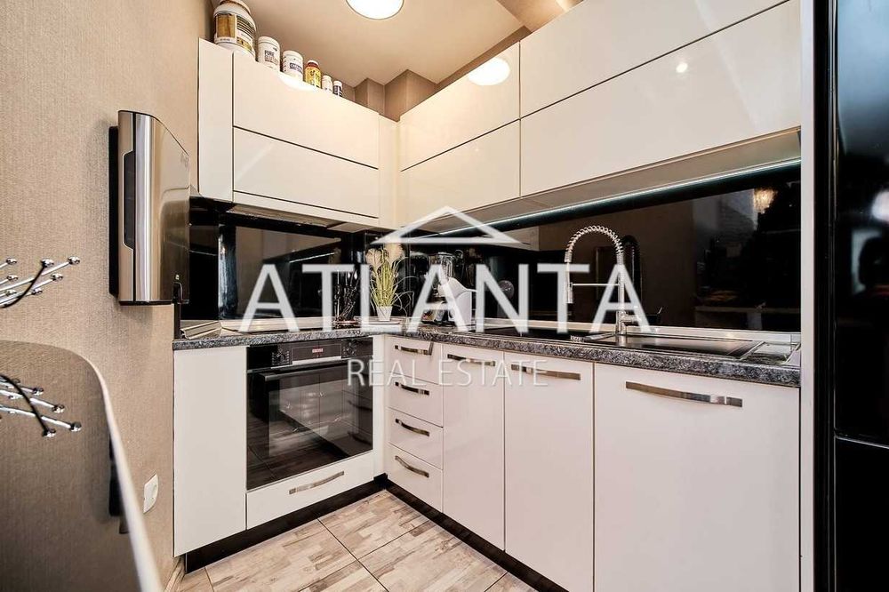 Продава се Тристаен апартамент в Варна, Цветен квартал - 106 кв.м за 2340 €/кв.м - Снимка #3