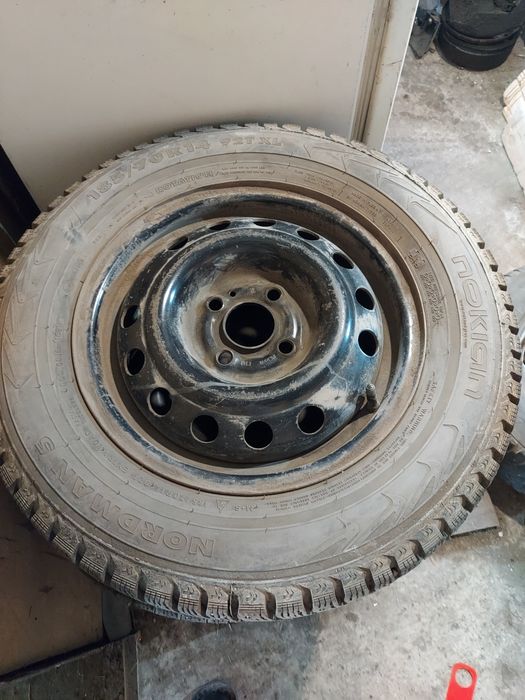 Продам резину на 15 и на 17