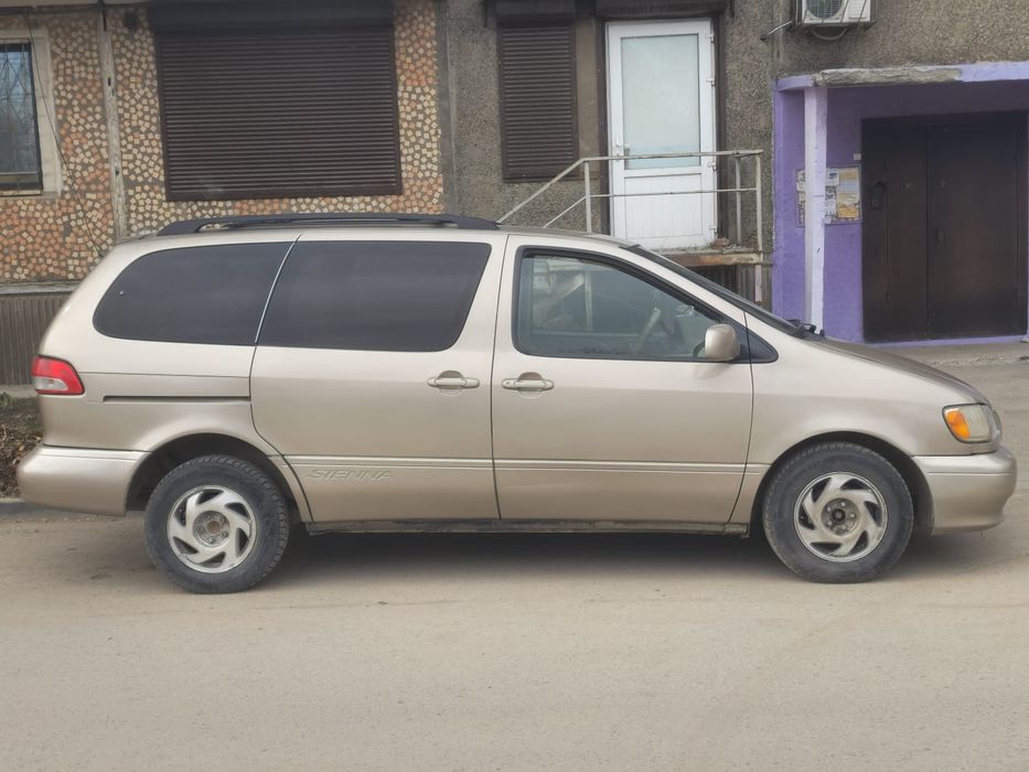 Продам  машину  таета сиена