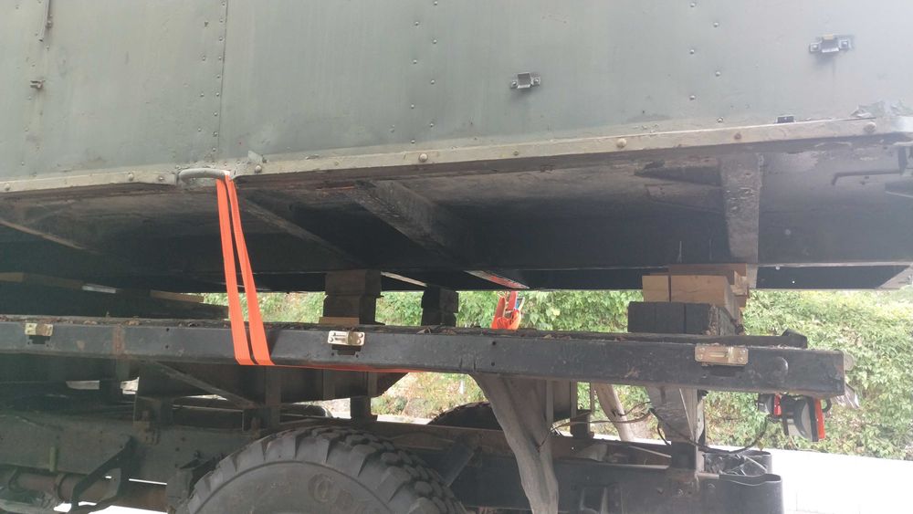 Продавам военен Фургон д 3.80м, ш 2.70м, в 1.8м