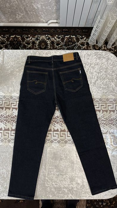 Новые джинсы темносинего цвета