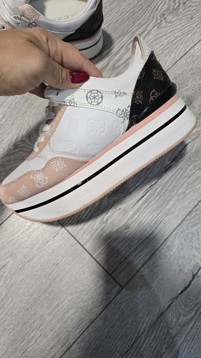 Маратонки на платформа Guess
