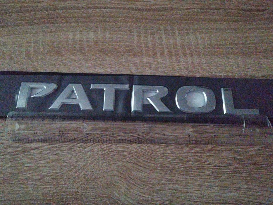 сребрист надпис Nissan Patrol