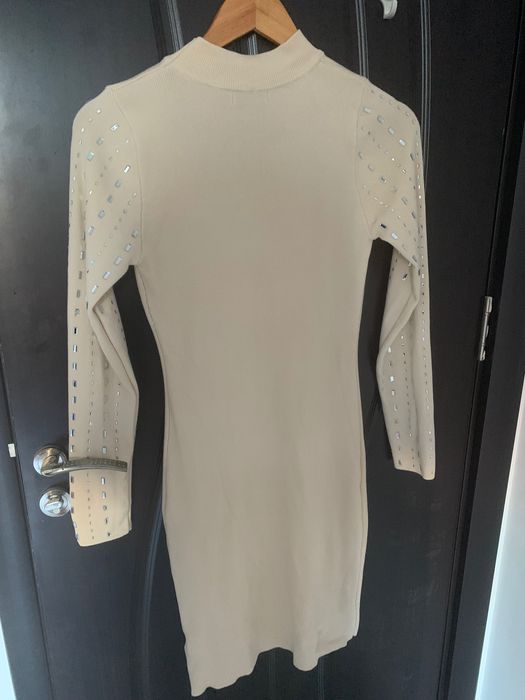 Рокля с камъни екрю