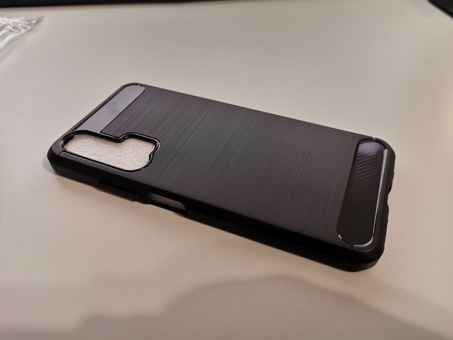 Husa Huawei Nova 5T plastic negru cu tematica brushed metal carbon fib