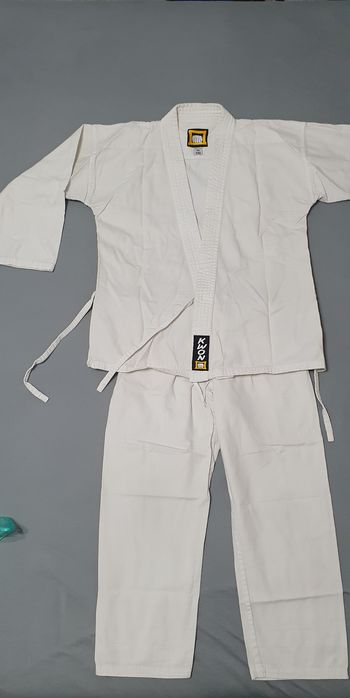 Vand echipament karate copii 8-10 ani.