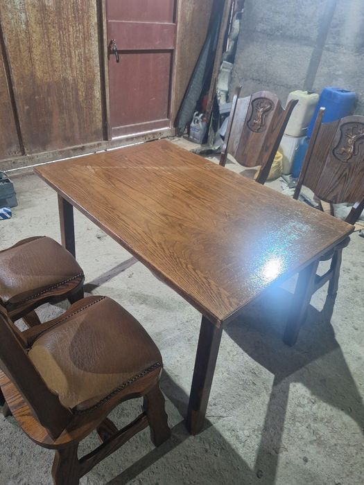 Продавам масивна дъбова трапезна маса с 4 стола.
Дължина 120 см
Височина 75 см

Столове
Височина 1 метър
От земята до седалка