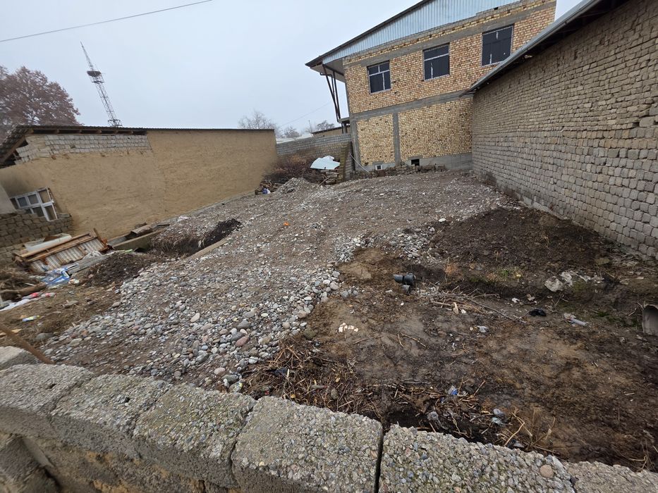 Ер участка сотилади 3 соток зангиота богзор махаллада метрогача 5 км