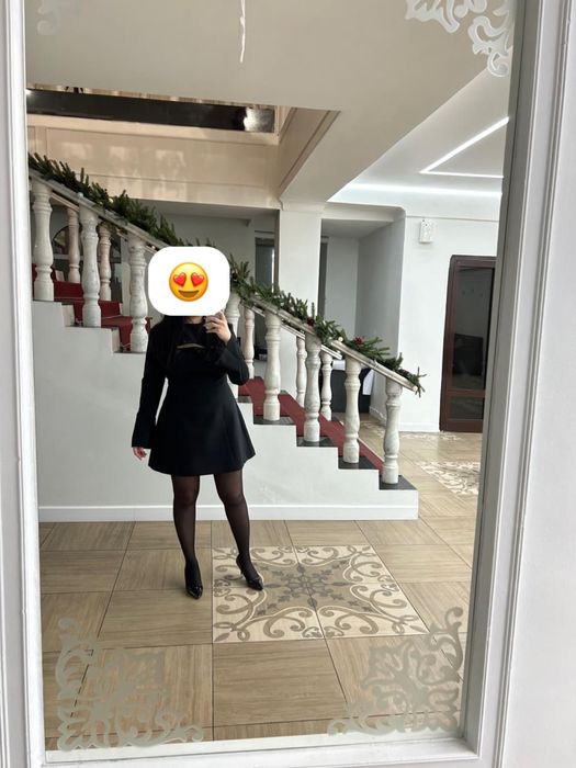 Короткое черное платье