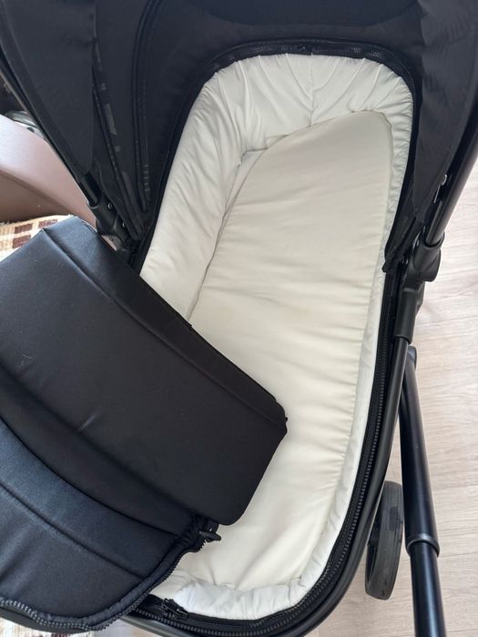 Черная детская коляска