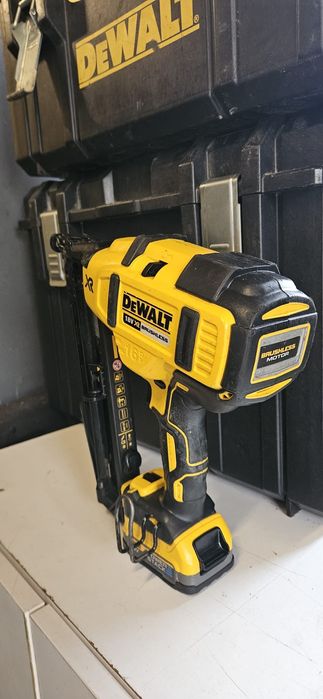 Pistol cuie DeWalt din 660