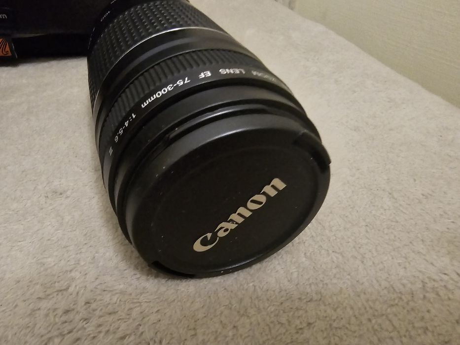 Kit Complet DSLR Canon EOS 1000D + 2 Obiective (18-55mm + 75-300mm) + Geantă Lowepro, Impecabil