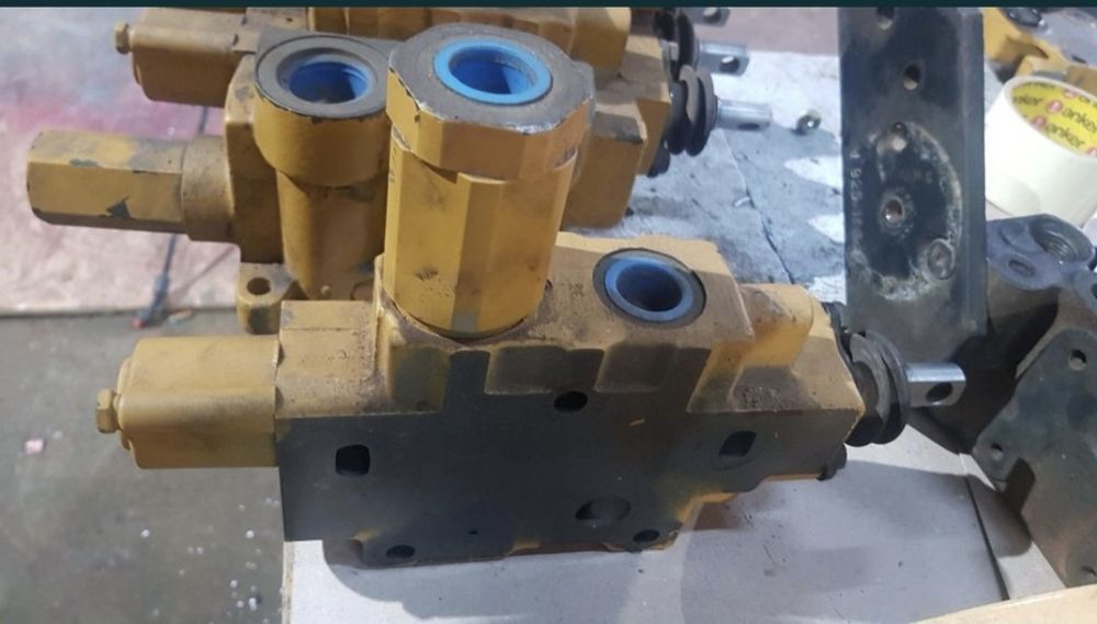 Distribuitor caterpillar felii