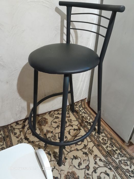 Продаётся барный столик с двумя стульями