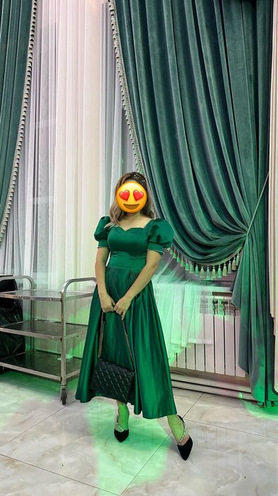 Вечернее платье, покупала за 50 тысяч.