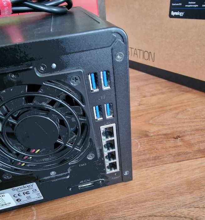 Продавам NAS Synology DS1515+