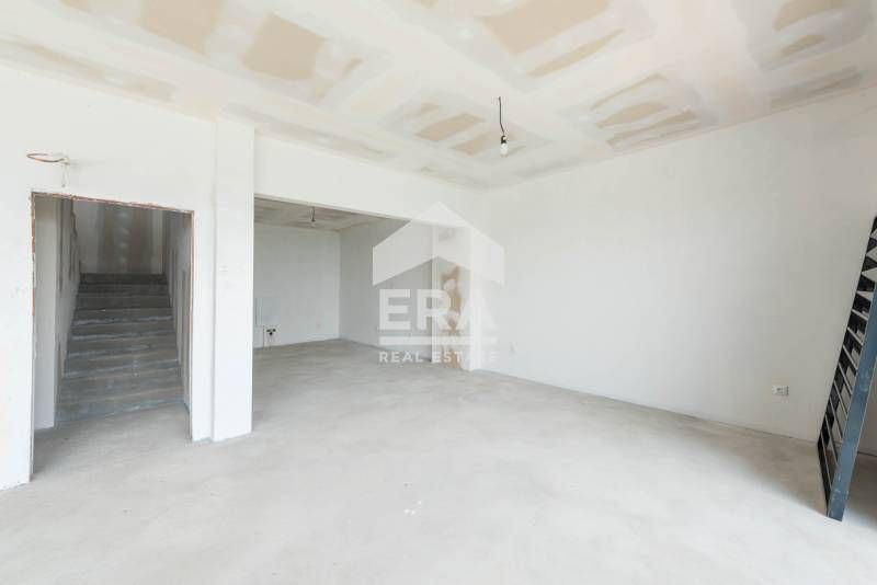 Двуетажна новопостроена къща за продажба, с перфектен достъп и директн