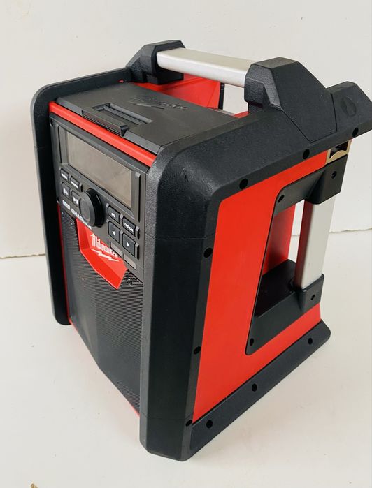 Milwaukee radio de santiee si incarcator M 18  RC