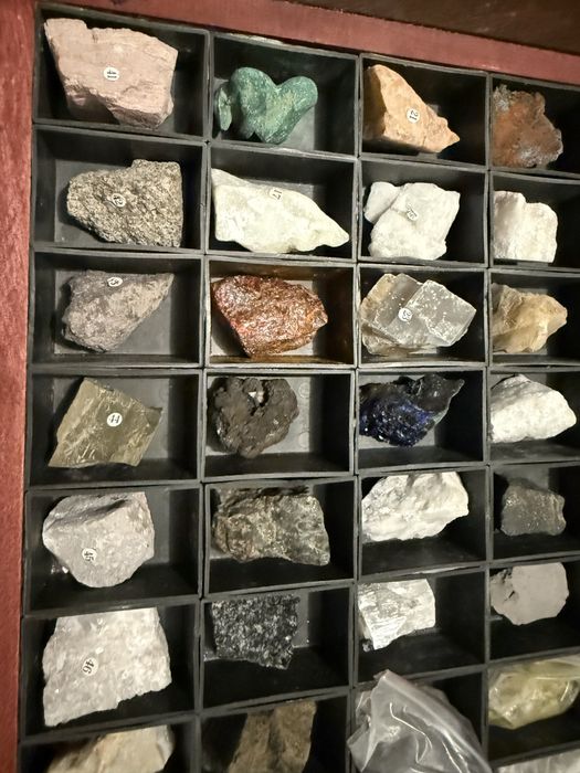 Colecție de Minerale și Roci (50 Piese) - Cutie Lemn