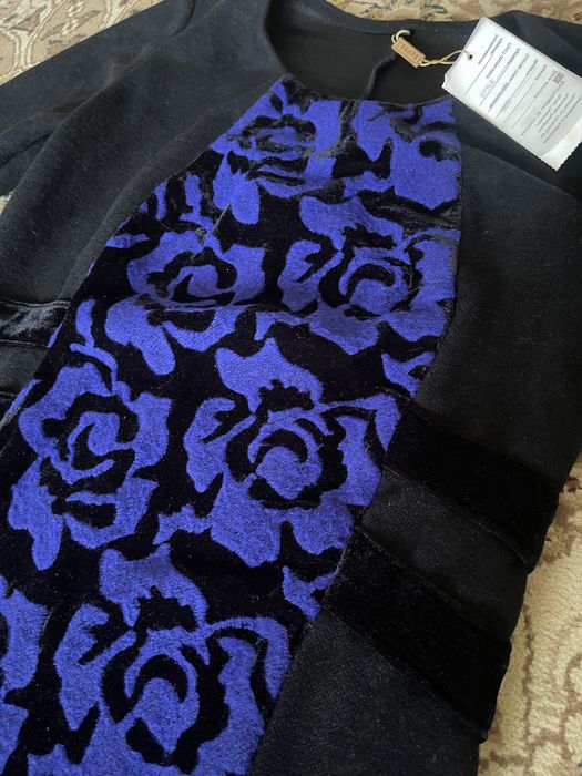 Платье теплое новое очень красивое с цветочками