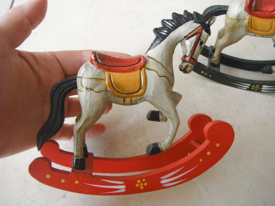 Коне - ръчно изработени фигури