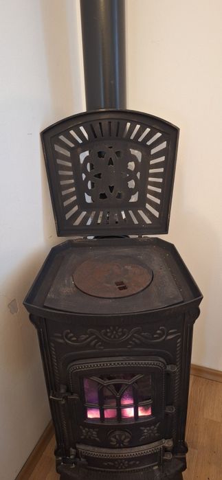 Soba fonta pe lemne, tip semineu, cu plita