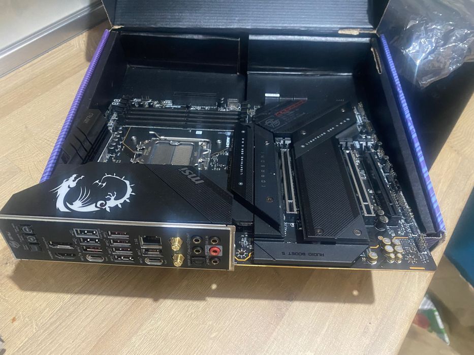 ТОП ОФЕРТА продавам дънна платка MPG X670E CARBON WIFI+ комплекта