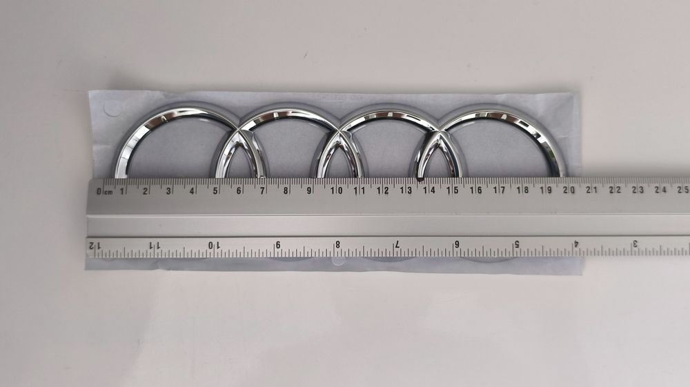 Emblema cromată Audi A8 D4 
OE part number 420 85