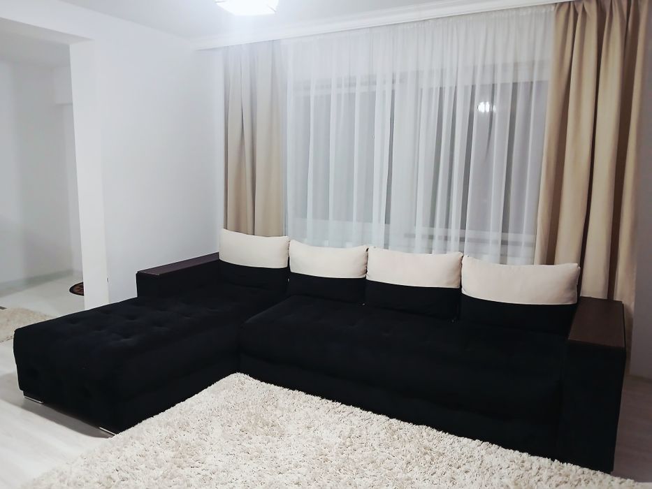 Colțar cu șezlong si etajera negru din catifea