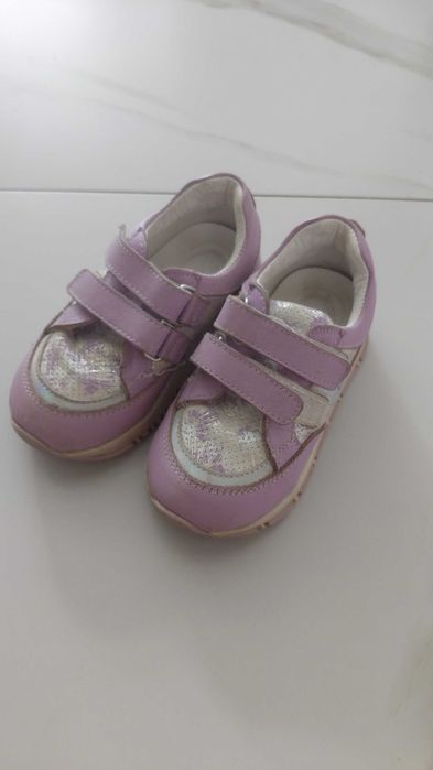 Кроссовки отличного качества для девочки