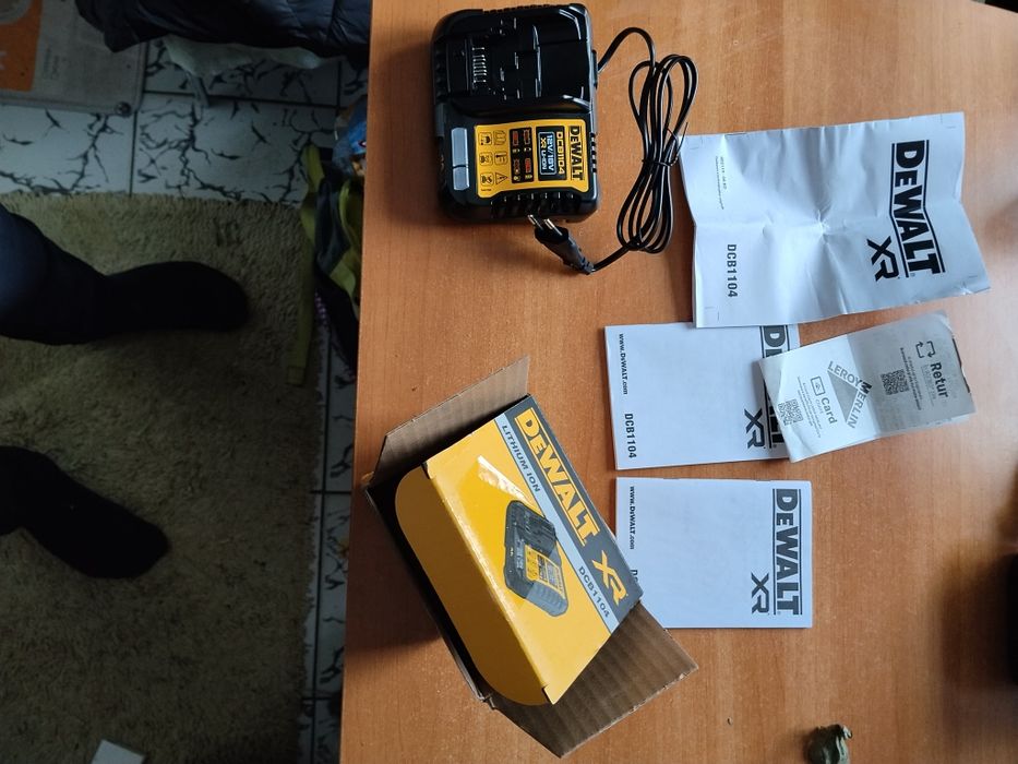 DeWalt DCB1104 incarcator scule 4A