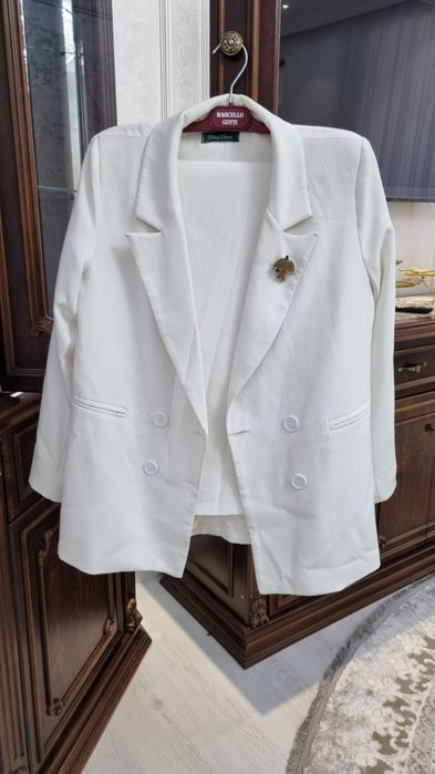 Аёллар кийимлари сотилади.