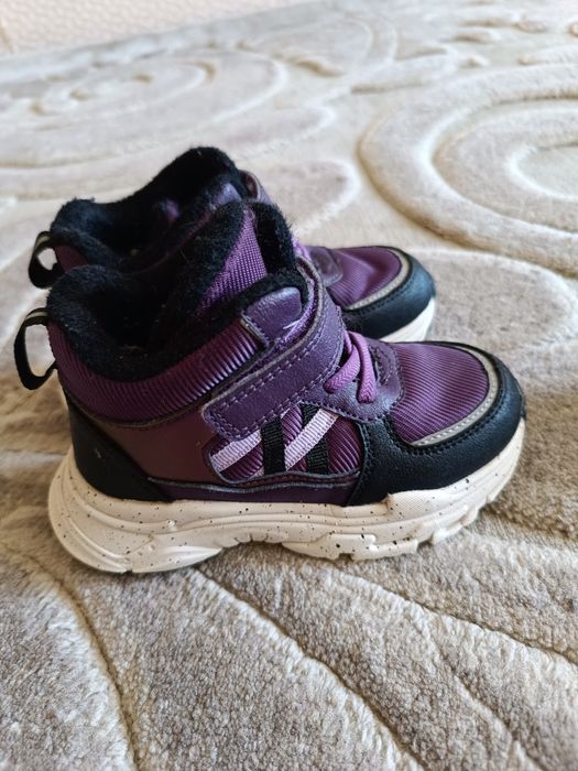 Продам утеплённые ,облегченные кросовки