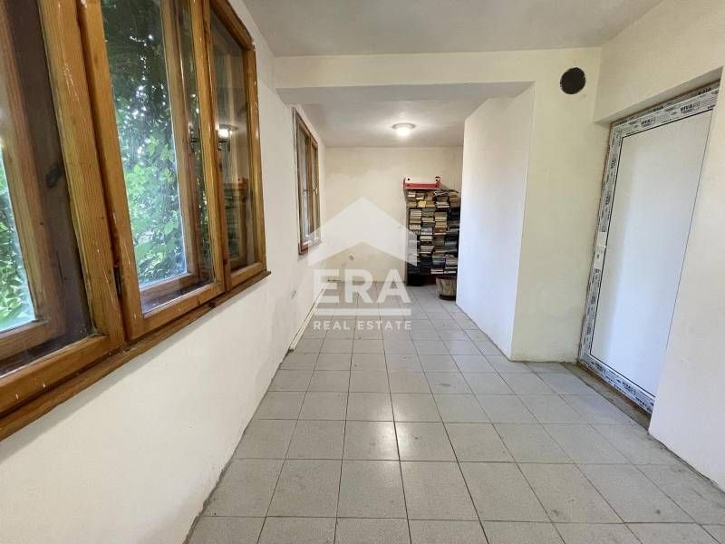 Ексклузивен първи етаж от двуетажна масивна къща за продажба, с двор,