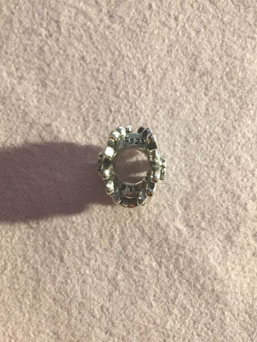 Talisman cu margaretă albastră, Pandora