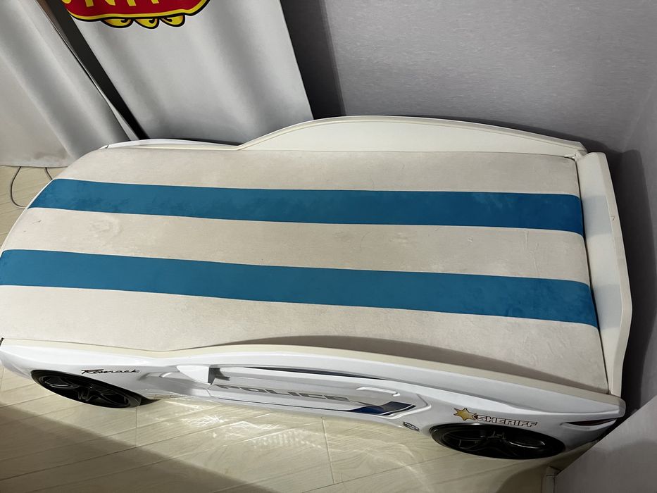 Детская кровать-машинка