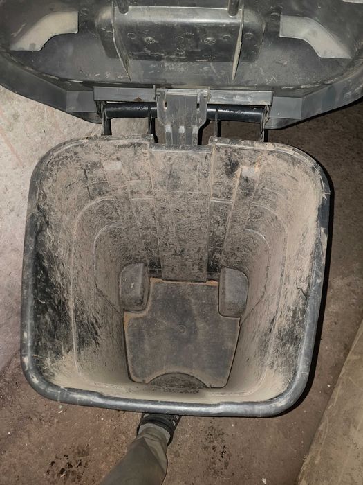 Пластмасов кофа с подвижен капак 70 л.